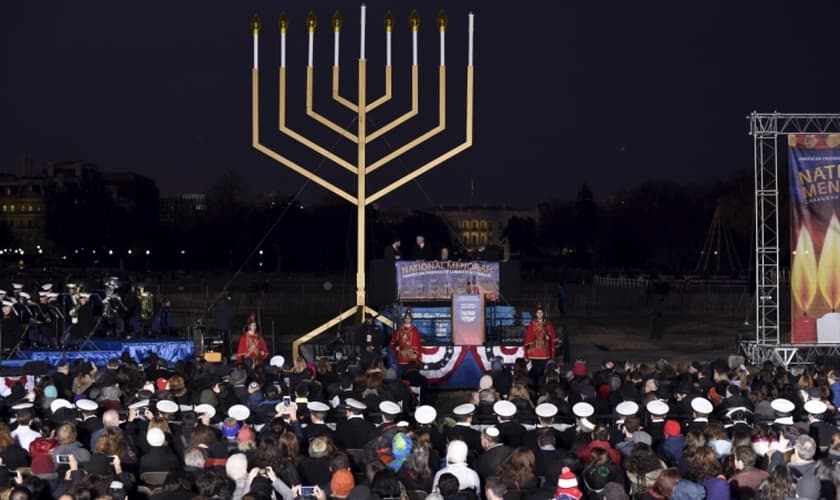 público aguarda iluminação da Menorah Nacional em Washington. Foto: Reuters.