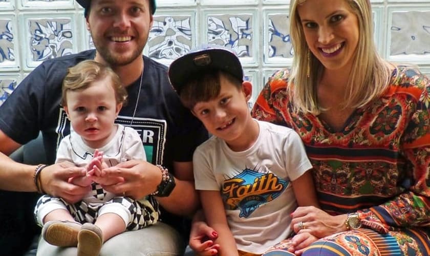 André Valadão, sua esposa Cassiane e os filhos Lorenzo e Vitorio. Foto: Larissa Moggi / Gshow