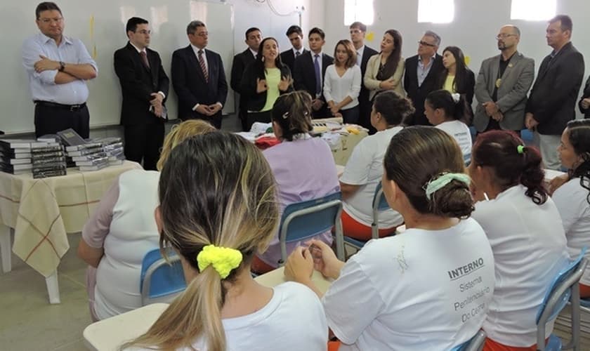 Bíblias entregues em presídio no Ceará