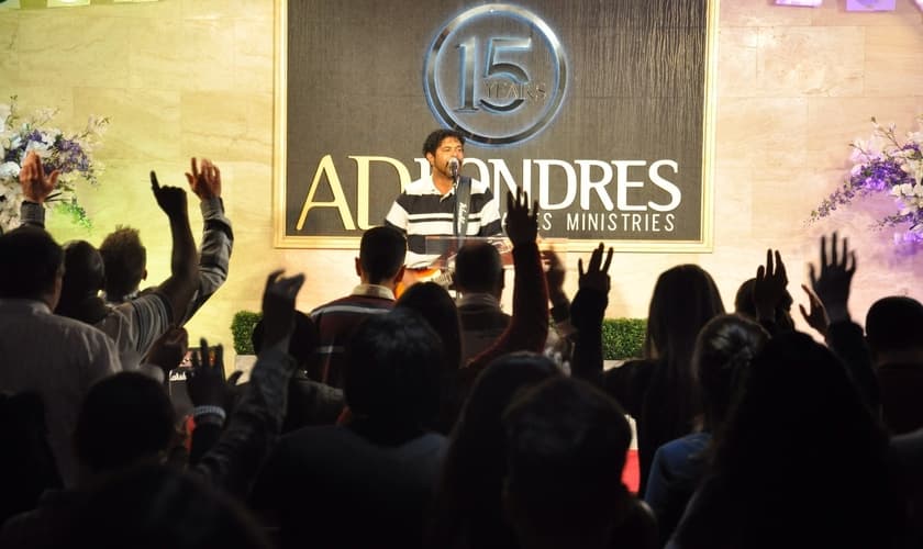 Wesley Ros ministrando no aniversário de 15 anos da AD Londres na capital da Inglaterra