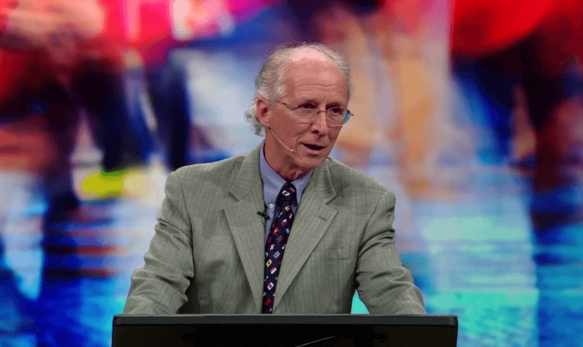 Pastor norte-americano John Piper durante pregação. (Foto: Desiring God)