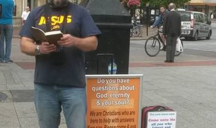 O ex-paraquedista prega regularmente nas ruas do bairro Taunton, em Somerset, localizada no sudoeste da Inglaterra. (Foto: Facebook)