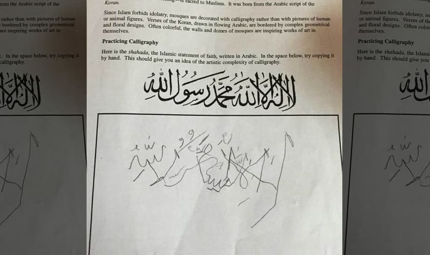 (Em uma atividade de caligrafia, os alunos tiveram que reproduzir a frase: "Não há nenhum Deus além de Alá. Maomé é mensageiro de Deus". Foto: The Schilling Show)