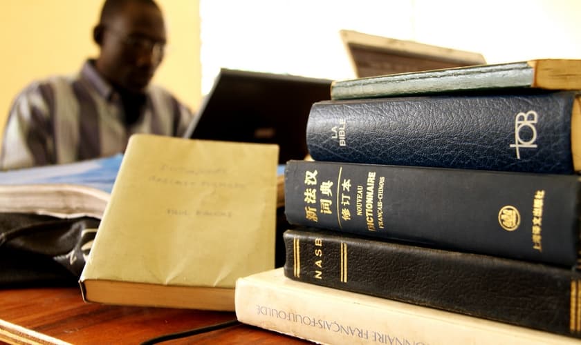 Em países onde os cristãos são hostilizados, a distribuição de Bíblias é um ato proibido e considerado crime de "contrabando". (Foto: Jeremy Reynalds)
