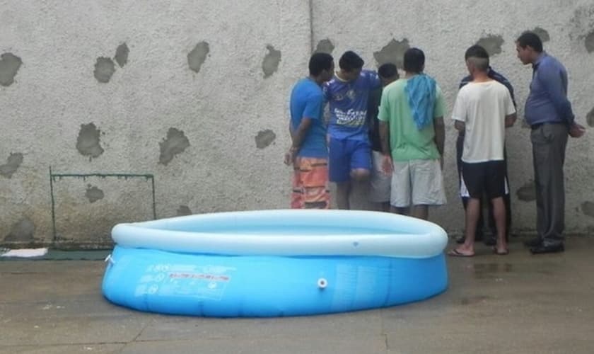 Presos foram batizados dentro da Casa de Prisão de Provisória de Paraíso do Tocantins (Foto: Divulgação)