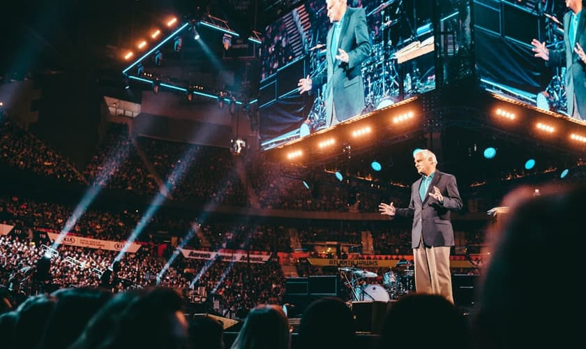 Ravi Zacharias ministrando na conferência Passion 2016.