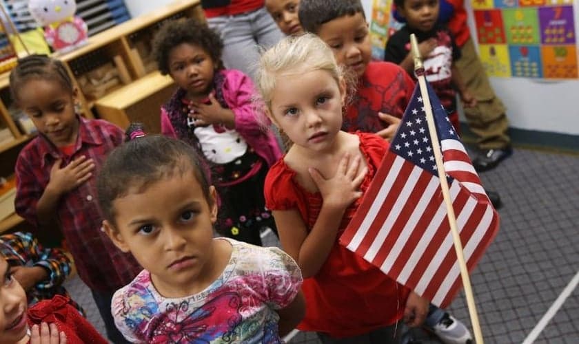 Crianças jurando a bandeira no início da manhã no colégio Head Start em Woodbourne, Nova York. (Foto: John Moore/Getty Images)