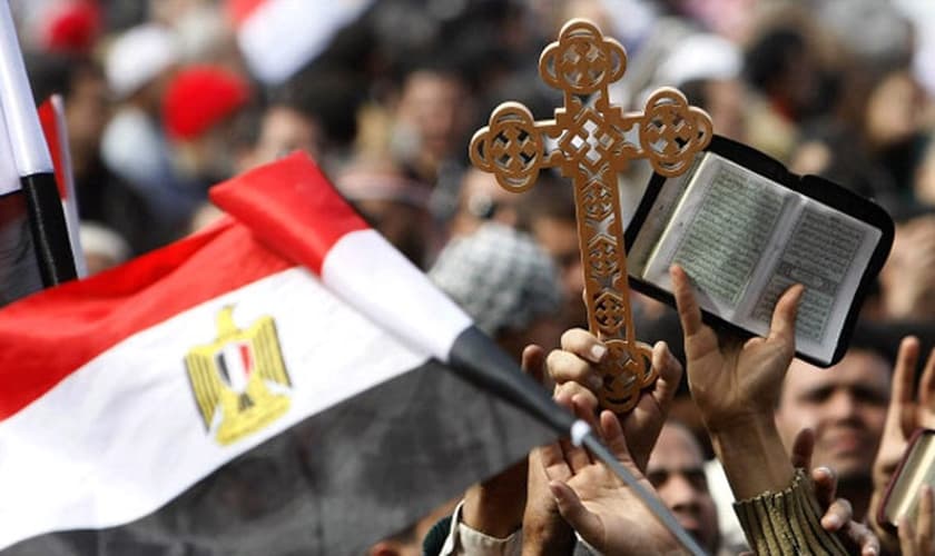 Cerca de 400 muçulmanos atacaram uma igreja que ainda estava em construção na cidade de Minya, Egito. (Foto: Reprodução)