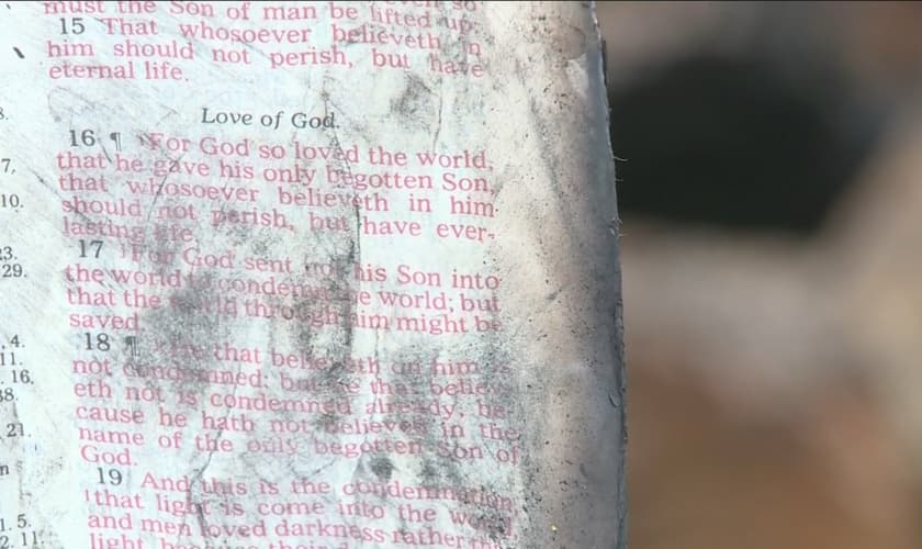 O casal encontrou a Bíblia aberta na página que contém o trecho de João 3:16. (Foto: Reprodução/WNDU)