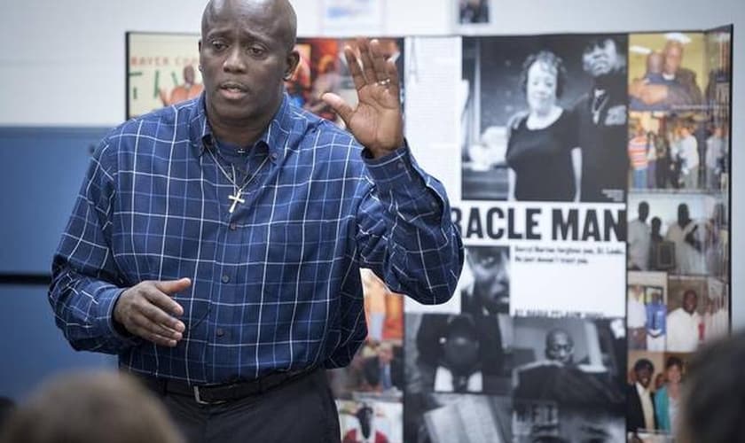 Pastor Darryll Burton fala para estudantes do ensino médio, em Olathe, no estado do Kansas (Foto: Kansas City)