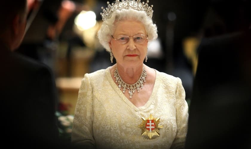 Elizabeth II é Rainha do Reino Unido e Governadora Suprema da Igreja da Inglaterra. Em alguns de seus reinos, ela possui ainda o título de Defensora da Fé. (Foto: Chris Jackson/Getty Images)