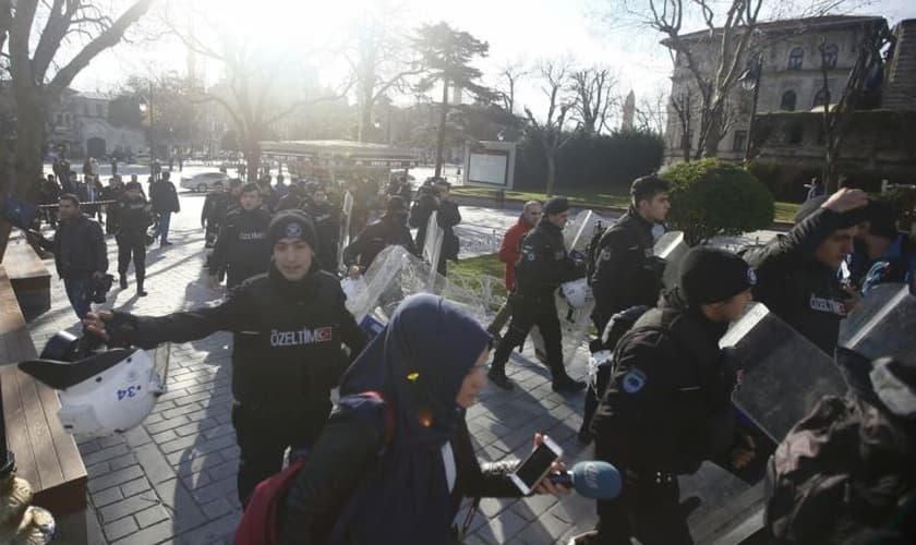 Policiais tentam evacuar a área, minutos após a explosão na praça central de Istambul. (Foto: Reuters)