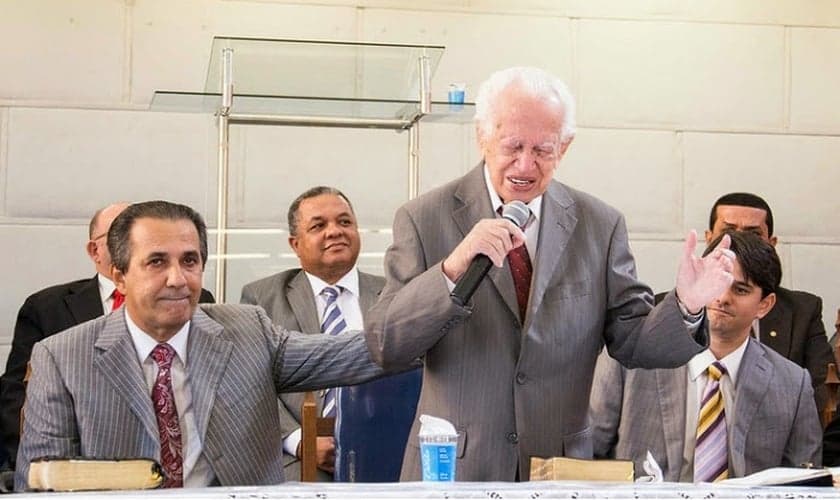 Pastor Silas Malafaia e seu pai, Gilberto Malafaia, durante momento de oração. (Fonte: Verdade Gospel)