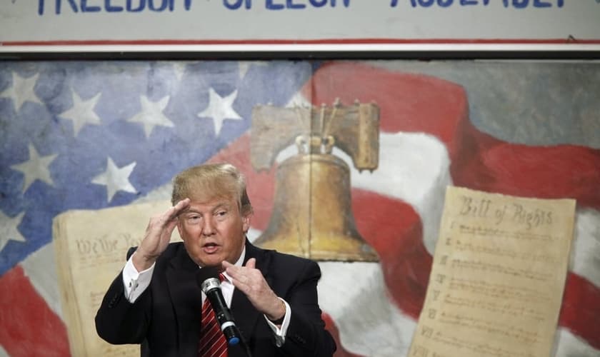 Donald Trump fala na Convenção Coalition South Carolina Tea Party em Myrtle Beach, Carolina do Sul em 16 de janeiro de 2016.