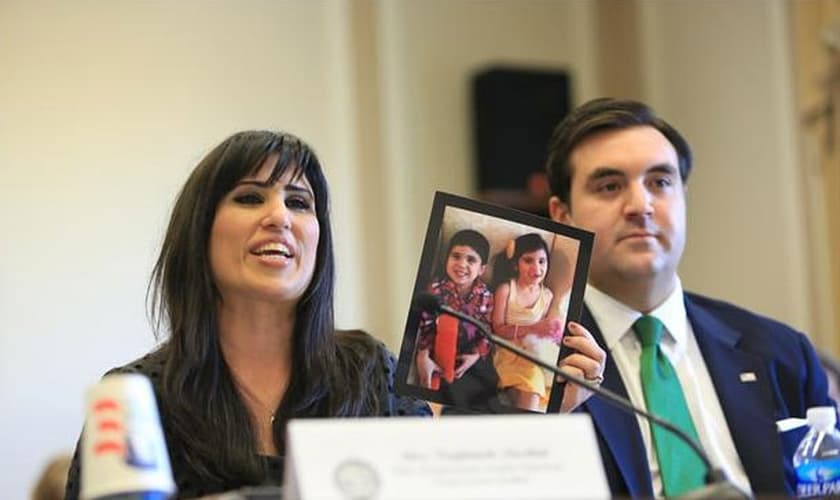 Esposa do pastor Saeed, Naghmeh Abedini fala sobre perseguição religiosa durante uma conferência de Direitos Humanos, em 2013 (Foto: ACLJ)