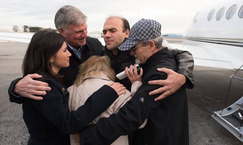 Abedini em um emocionante reencontro com a família em um aeroporto dos Estados Unidos. (Foto: Facebook)