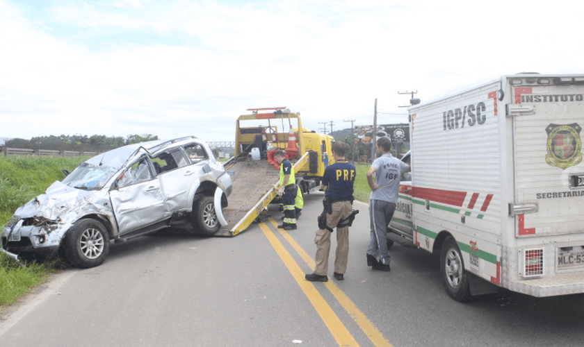 A colisão entre um caminhão e um carro na BR 101 em Joinville, Santa Catarina, deixou duas crianças mortas neste sábado. (Foto: Jacson Carvalho/ Agora Joinville)