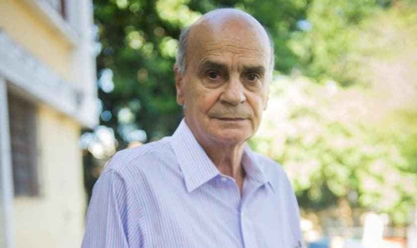 O médico mais conhecido no Brasil, Drauzio Varella, se posiciona contra a visão da igreja em relação ao aborto. (Foto: João Miguel/Globo)