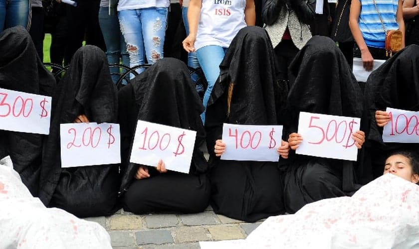 Mulheres protestam contra a violência do Estado Islâmico e a escravidão sexual, promovida pelo grupo terrorista (Foto: Agência Anadolu)