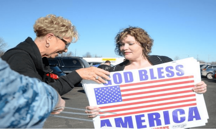 No final de semana, dezenas de carros estacionaram em frente à loja para retirar os letreiros. (Foto: Reprodução/ Twitchy)
