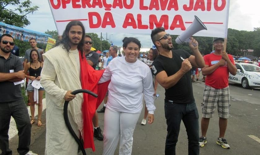 Evangélicos fazem 'Lava Jato da Alma' em foliões no bloco dos Raparigueiros, em Brasília. (Foto: Jéssica Nascimento/ G1)