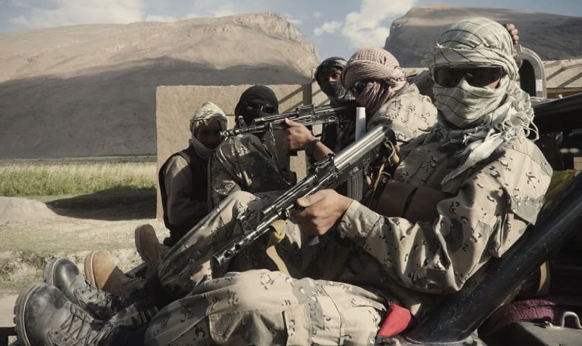 Patrulha posa para foto em Qila-e Panja, na região fronteiriça do corredor de Wakhan, extremo leste do Afeganistão. Imagem: The New York Times