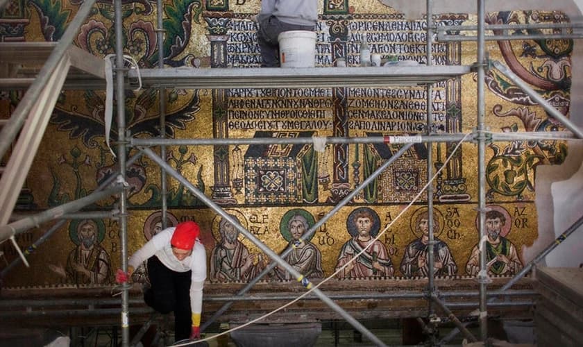 A renovação está sendo conduzida por uma equipa conjunta de engenheiros, especialistas em restauração e trabalhadores palestinos e italianos. (Foto: AP Photo/Nasser Nasser)