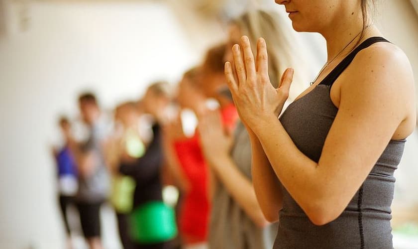 Enquanto os alunos levantam seus corpos do chão, sua fé também é erguida. (Foto: Reprodução)