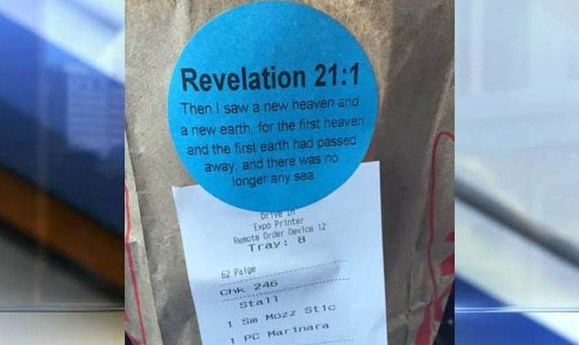 Na imagem, um cliente registrou o adesivo de seu lanche com o trecho bíblico de Apocalipse 21:1. (Foto: Josh Helmuth)