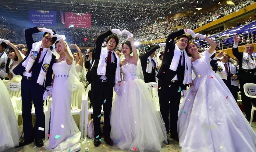 Os casamentos coletivos, muitas vezes realizados em estádios com milhares de casais, têm sido uma característica marcante da igreja fundada por Moon. (Foto: AFP Photo/Jung Yeon-Je)