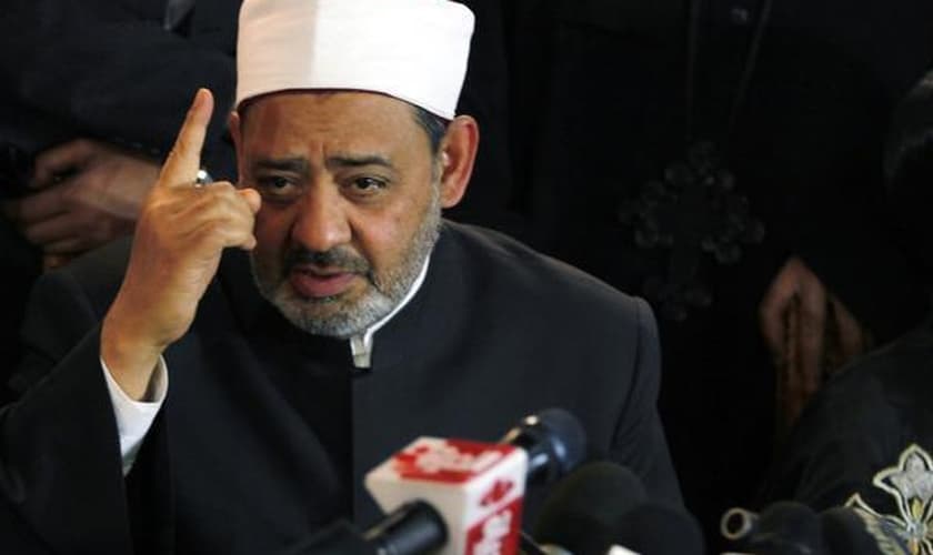 Sheikh Ahmed Mohamed el-Tayeb, imã da Mesquita de al-Azhar do Cairo, no Egito. (Foto: Reuters/Mohamed Abd El-Ghany)