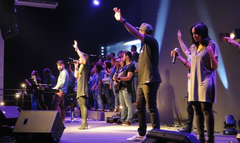 Cada músico que está tocando sobre o altar é um ministro de Deus levando a igreja à adoração (Foto: Guiame/ Mariana Ebenau)