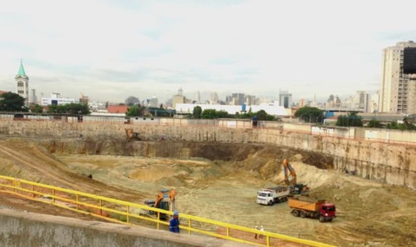 Hoje, caminhões passam o dia tirando terra de um terreno de 29 mil m², o equivalente a três campos de futebol. (Foto: Felipe Souza/ BBC Brasil)