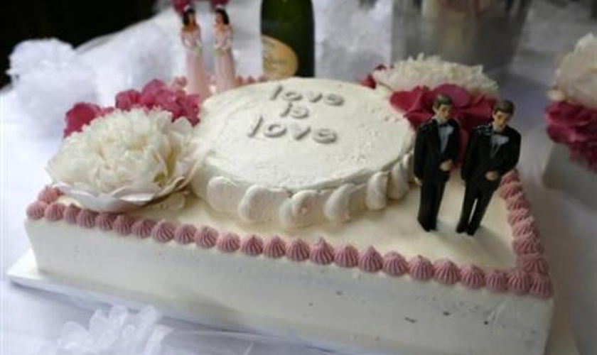 topos de bolos para casamentos gays, expostos em um casamento duplo, em Hollywood. (Foto: Lucy Nicholson / Reuters)