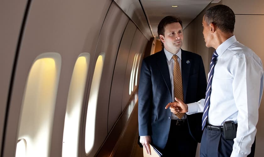 Presidente dos Estados Unidos, Barack Obama, em conversa com o porta-voz da Casa Branca, Josh Earnest. (Foto: Pete Souza/White House)