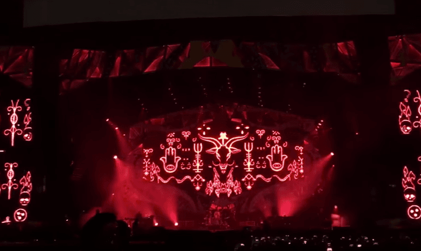 A música “Sympathy for the Devil” foi apresentada aos fãs brasileiros com efeitos visuais repletos de simbologias demoníacas. (Foto: Reprodução/Youtube)