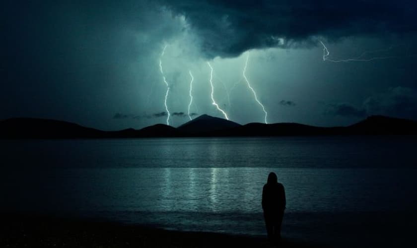 Ser atingido por um raio pode ter graves consequências, como paradas cardíacas e queimaduras de 3º grau. (Foto: PixaBay)