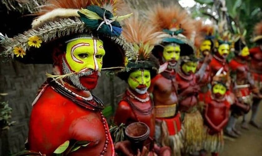 Apesar do difícil acesso de missionários à região o povo de Papua Guiné sinceramente busca a verdade em meio à incerteza da morte e da vida após a morte. (Foto: Sapo.mz)