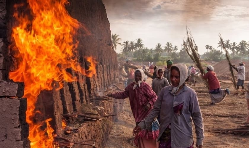 Trabalhadores em uma fábrica de tijolos em Podicherry, na Índia (Foto: Rajaram / "The Art of Building")