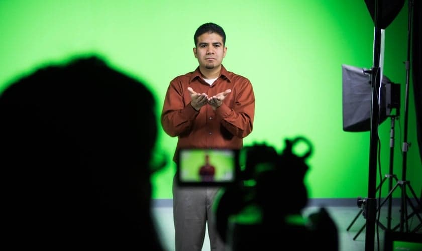 Gravação para o projeto da Bíblia em língua de sinais. (Foto: Deaf Bible Society)