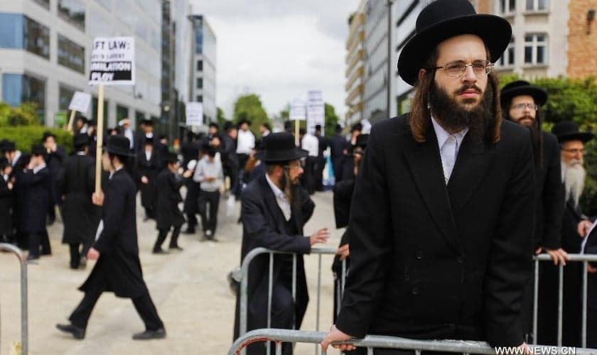 Apesar de viverem no mesmo país, judeus extremamente religiosos e seculares habitam mundos sociais separados. (Foto: Xinhua/Zhou Lei))