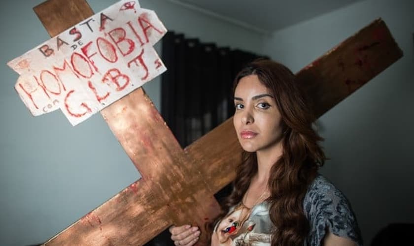 Viviany Beleboni encenou uma 'crucificação' na Parada Gay de 2015 e gerou polêmica entre os cristãos. (Foto: G1)