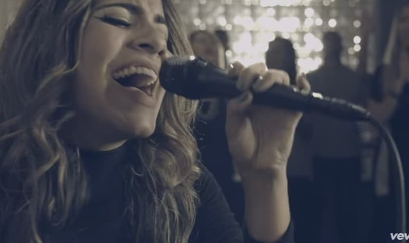 "Música nova! Glória a Deus", celebrou a cantora. (Foto: Reprodução/YouTube)