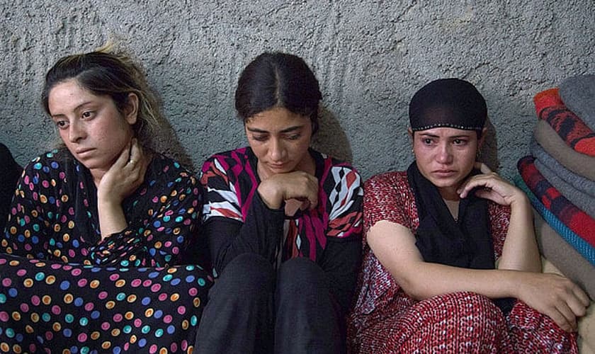 Mulheres resgatadas da escravidão sexual, sob domínio do Estado Islâmico, em Sinjar (Foto: Rex / Telegraph)