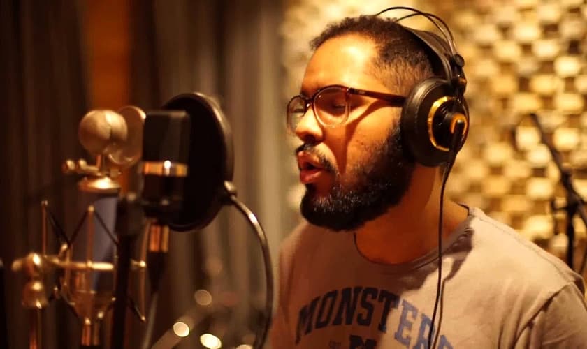 Jeosafá Pimentel lança seu primeiro disco no programa de Silas Malafaia. (Foto: Reprodução/YouTube)