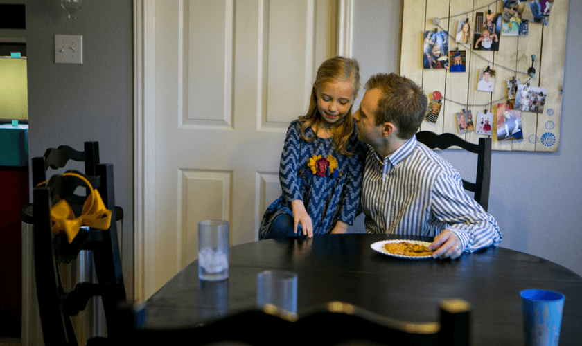 Kyle Burkholder, pastor de ensino na Igreja Grace Point, em San Antonio, com sua filha Bella. (Foto: Ilana Panich-Linsman/The New York Times)