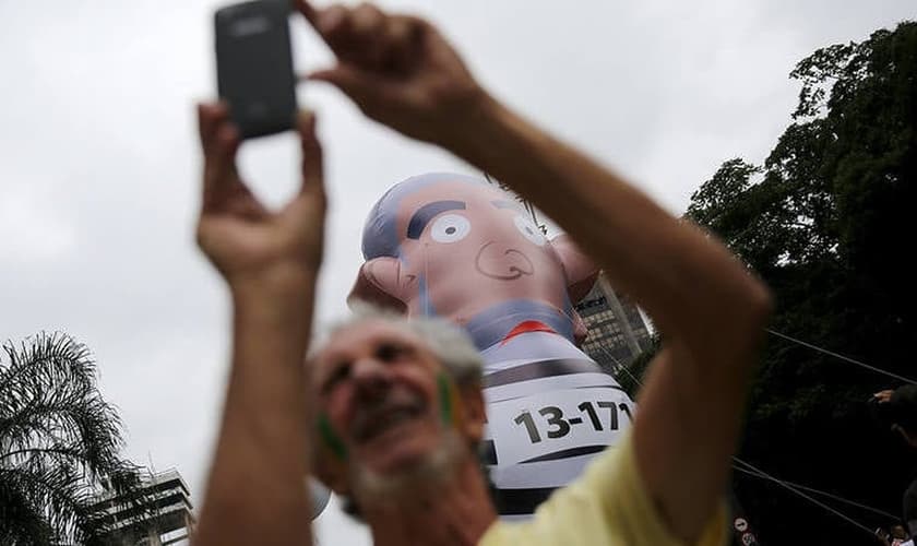 Manifestantes estendem grande faixa, pedindo pelo Impeachment da Presidente Dilma Rousseff