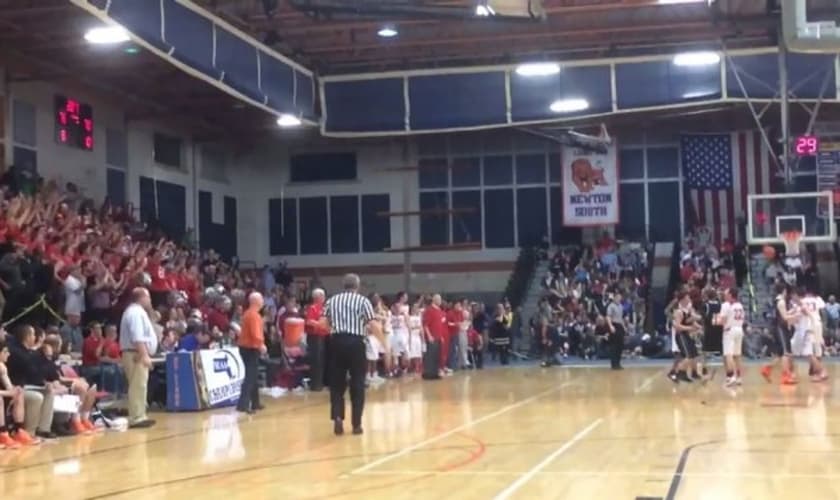 Durante o jogo de basquetebol, torcedores do Catholic Memorial School gritaram: "Vocês mataram Jesus" contra uma escola judaica. (Foto: Nate Weitzer / Twitter)
