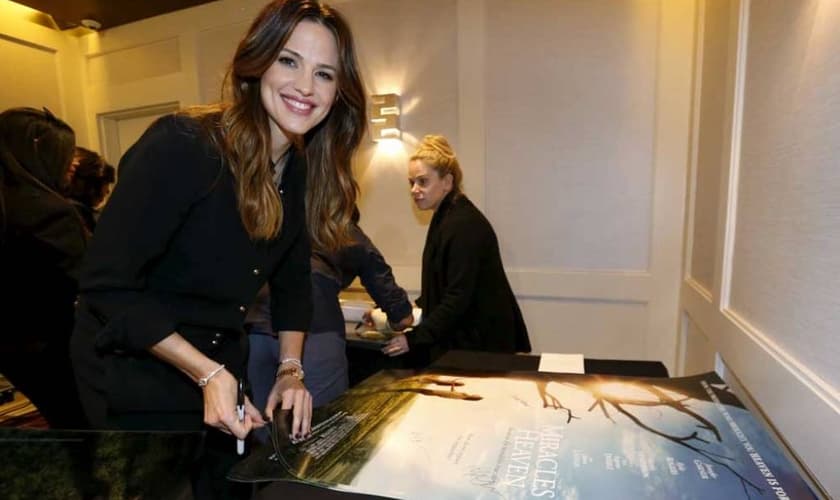Jennifer Garner autografa cartazes para o filme "Milagre do Paraíso", em West Hollywood, California no dia 04 de março de 2016. (Foto: Reuters/Mario Anzuoni).