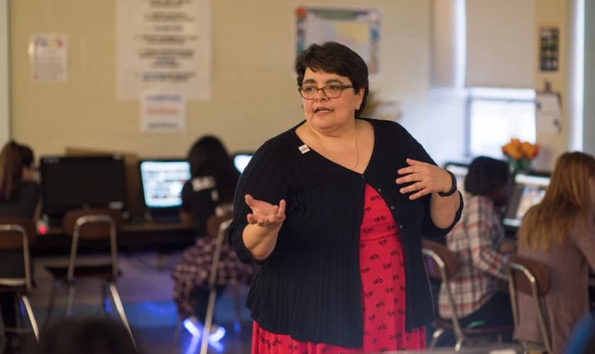 Professora Victoria Tomasheski durante aula de computação em uma escola pública de Cleveland, em Ohio. (Foto: Dustin Franz/The Washington Post)